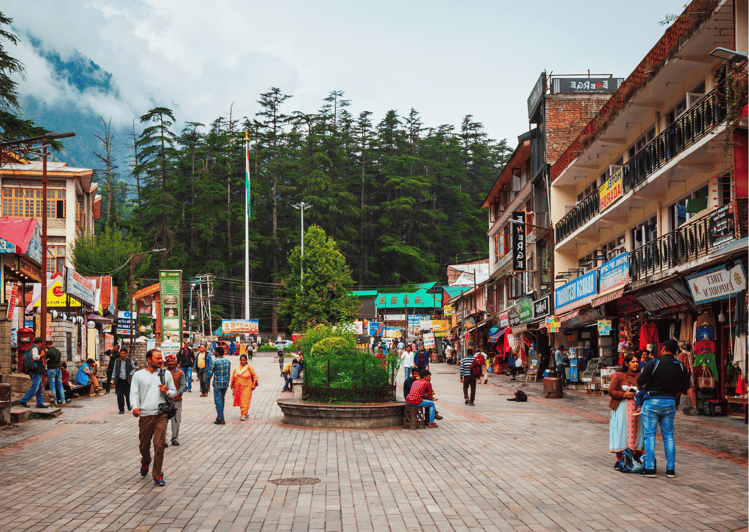 Mall Road – The Heart of Manali